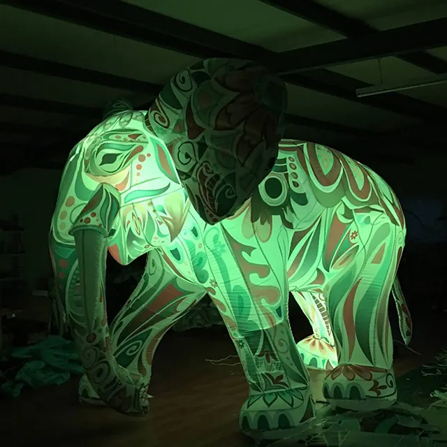 Éléphant Coloré Gonflable Géant