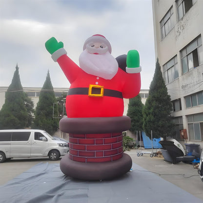 Père Noël gonflable sur cheminée